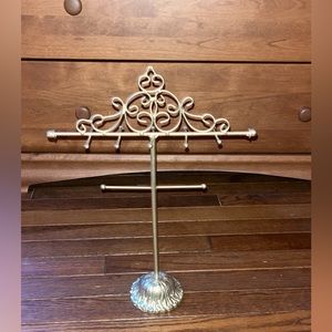 Jewelry holder for necklaces and bracelets